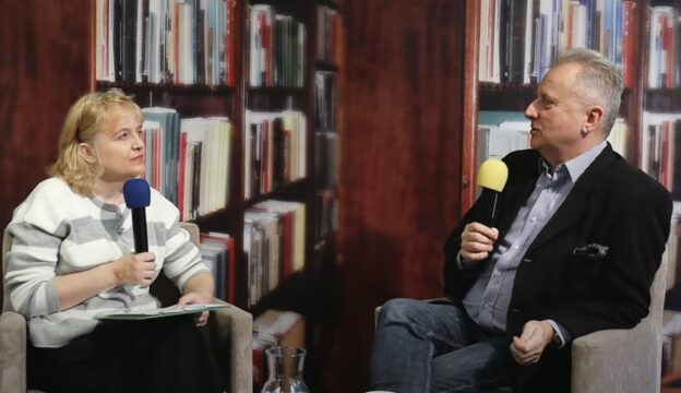 Za tamtymi drzwiami – rozmowa ze Sławomirem Rogowskim